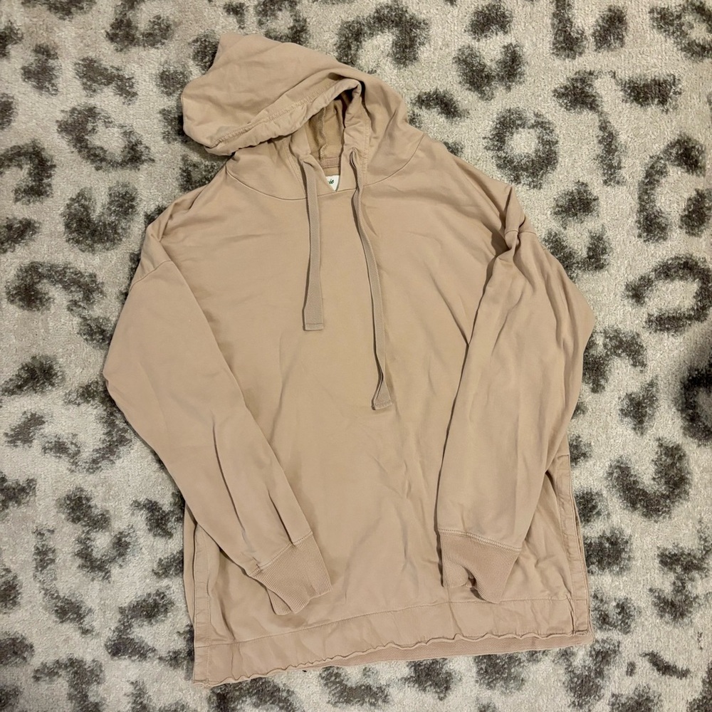 • beige hoodie •